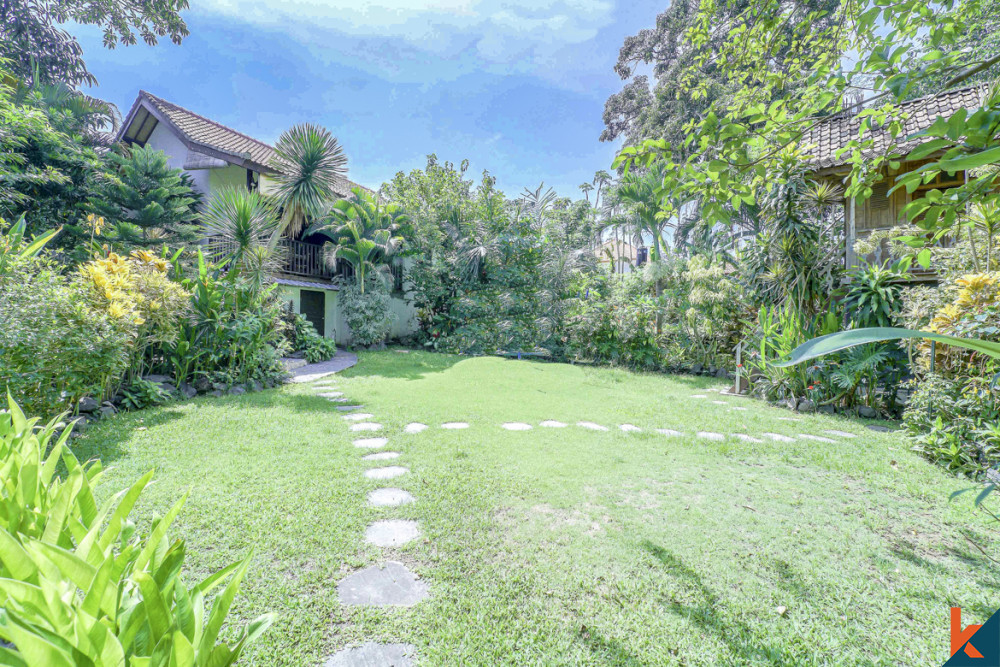 Great estate, lease hold four bedrooms mixed styles in Kerobokan