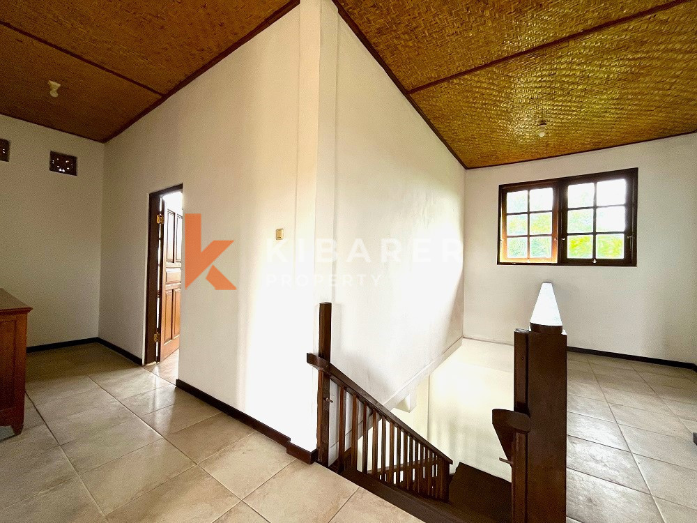Villa de vie fermée semi-meublée de trois chambres située à Dawas Canggu