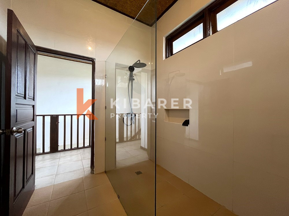 Villa de vie fermée semi-meublée de trois chambres située à Dawas Canggu