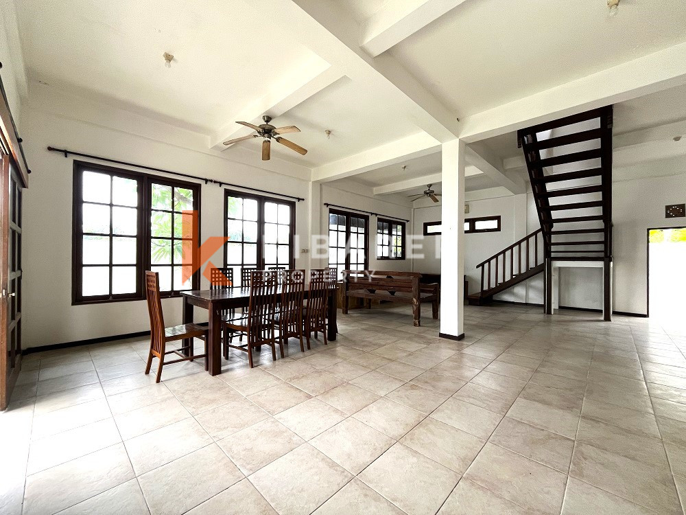 Semi Furnished Three Bedrooms Closed Living Villa Situated In Dawas Canggu