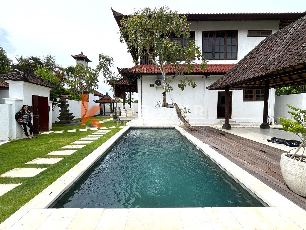 Villa de vie fermée semi-meublée de trois chambres située à Dawas Canggu