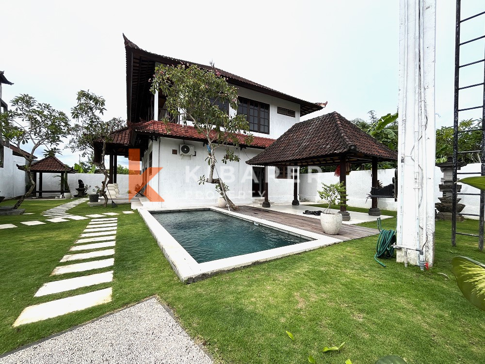 Villa de vie fermée semi-meublée de trois chambres située à Dawas Canggu