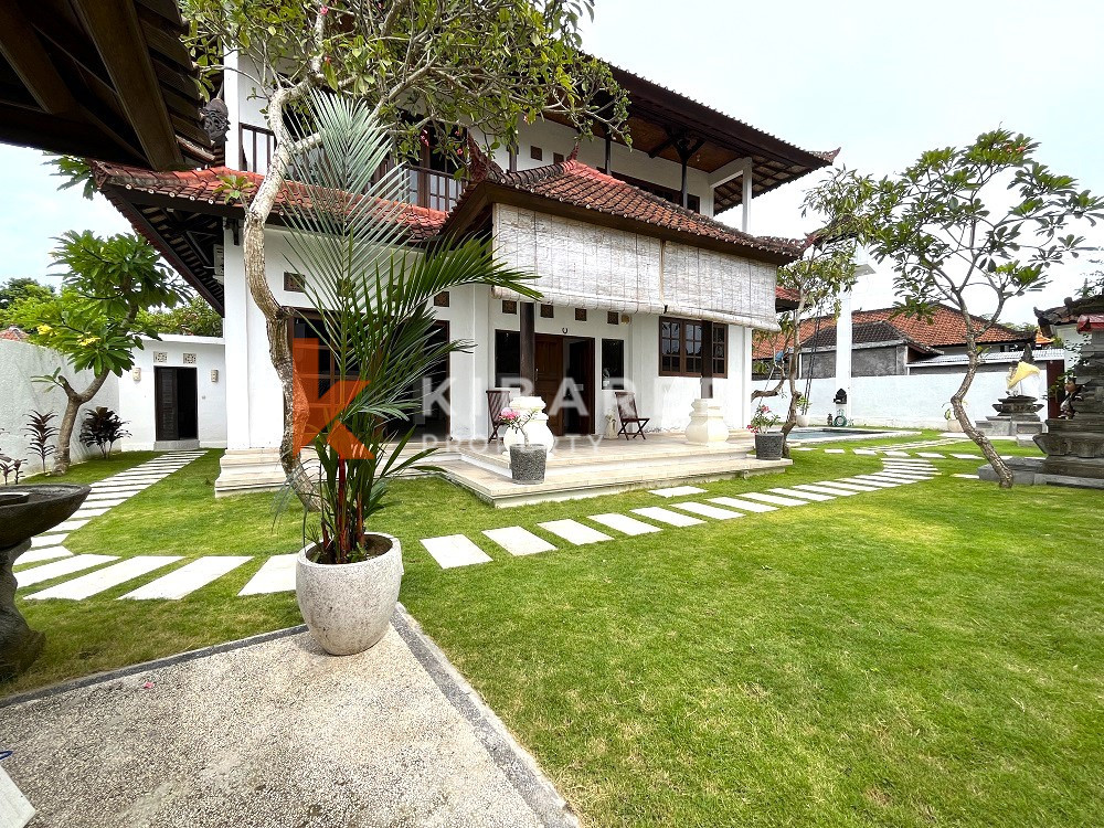Villa de vie fermée semi-meublée de trois chambres située à Dawas Canggu