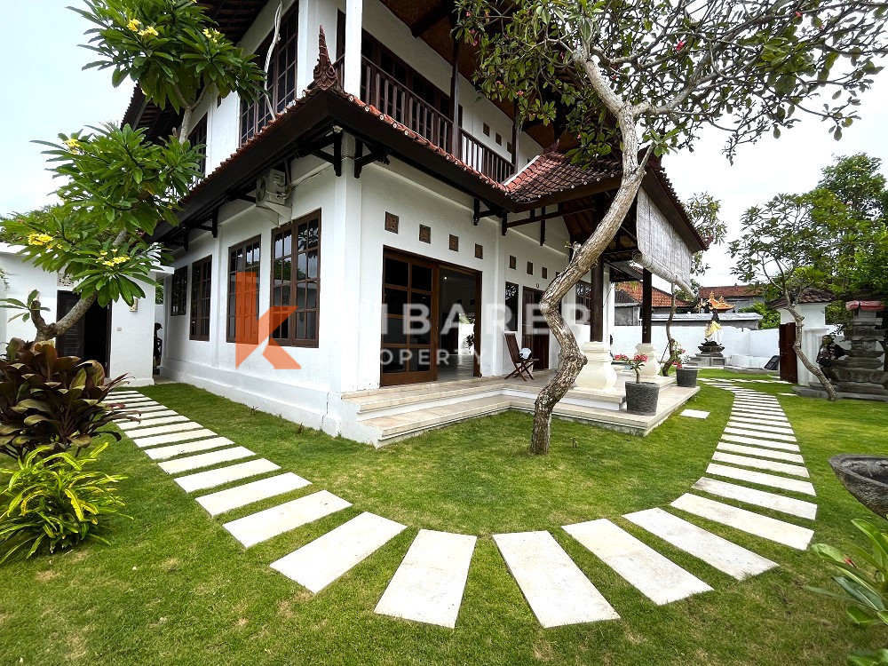 Semi Furnished Three Bedrooms Closed Living Villa Situated In Dawas Canggu