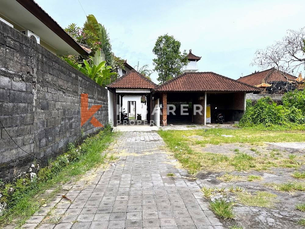 Villa de vie fermée semi-meublée de trois chambres située à Dawas Canggu