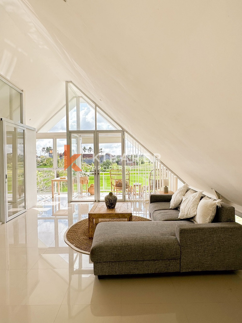 Villa de vie fermée et confortable de trois chambres blanches à Berawa