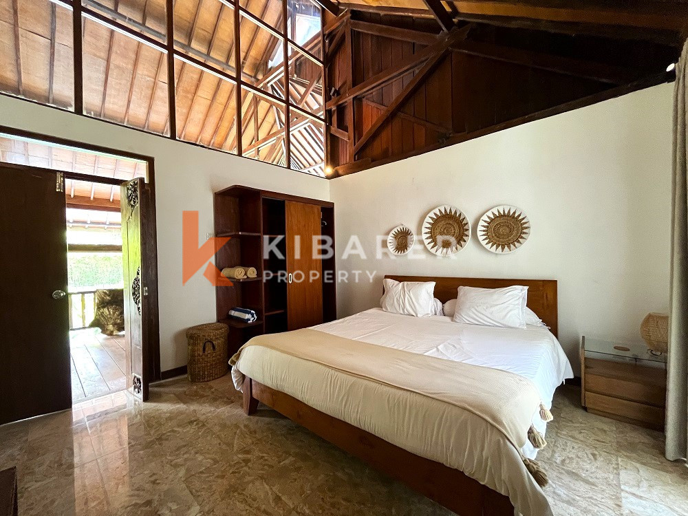 Villa classique en bois à séjour fermé de trois chambres dans un emplacement parfait à Berawa