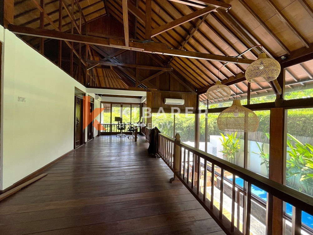 Villa classique en bois à séjour fermé de trois chambres dans un emplacement parfait à Berawa