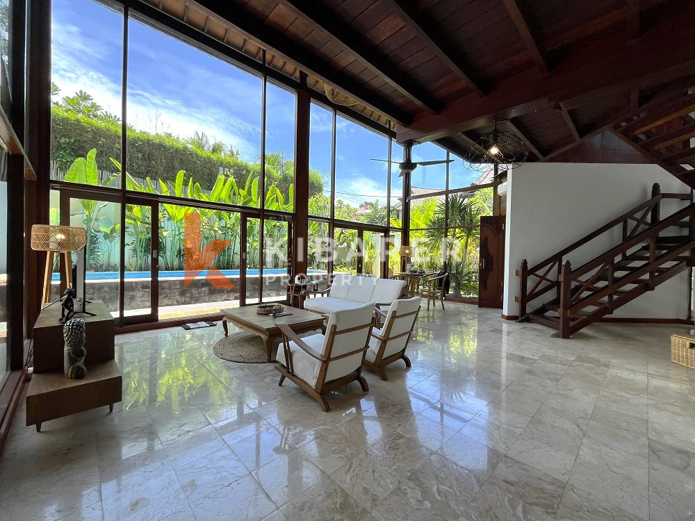 Villa classique en bois à séjour fermé de trois chambres dans un emplacement parfait à Berawa