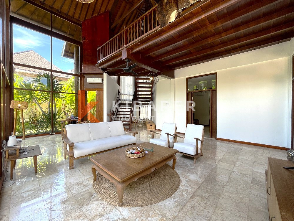 Villa classique en bois à séjour fermé de trois chambres dans un emplacement parfait à Berawa