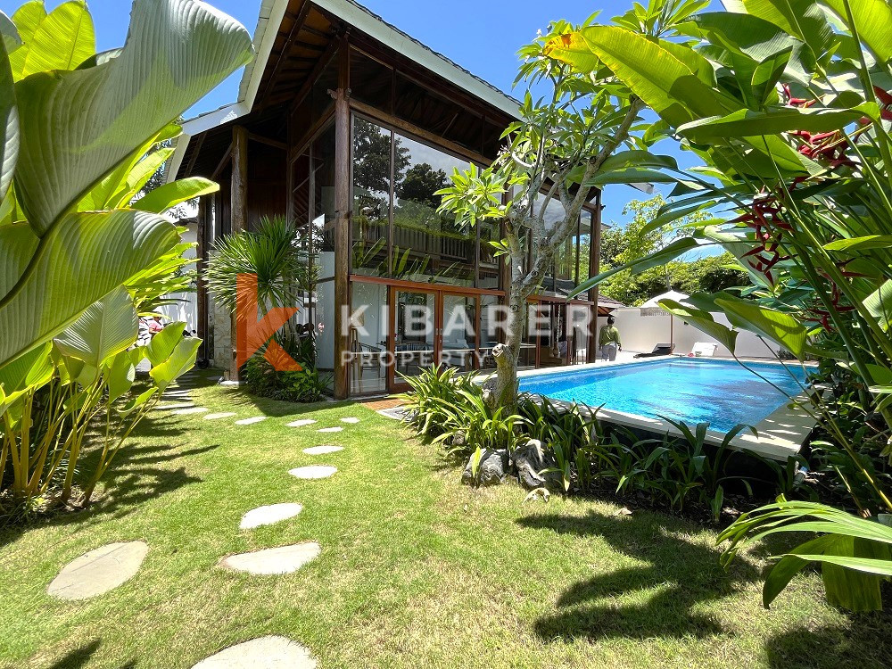 Villa classique en bois à séjour fermé de trois chambres dans un emplacement parfait à Berawa