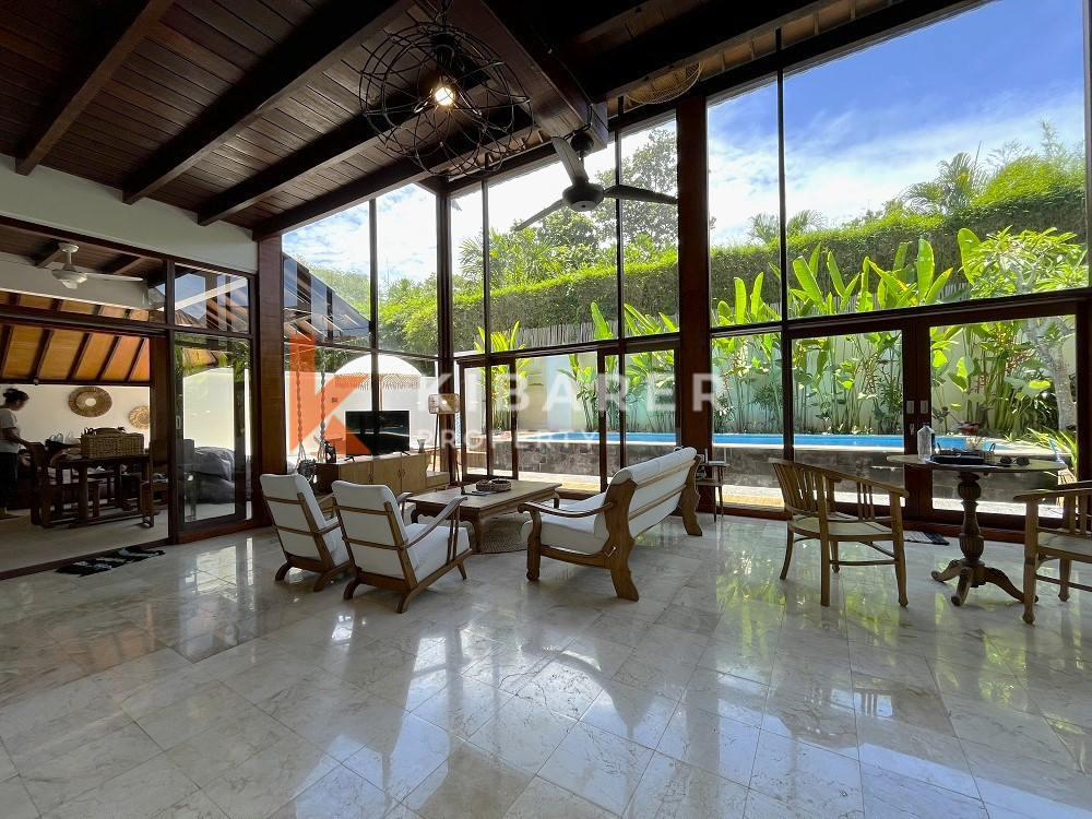 Villa classique en bois à séjour fermé de trois chambres dans un emplacement parfait à Berawa