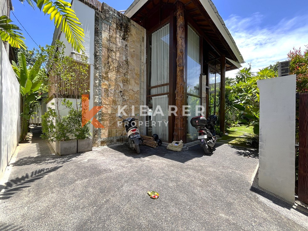 Villa classique en bois à séjour fermé de trois chambres dans un emplacement parfait à Berawa