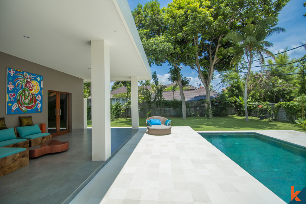 Nouvelle villa moderne de trois chambres à coucher, à distance de marche de la plage