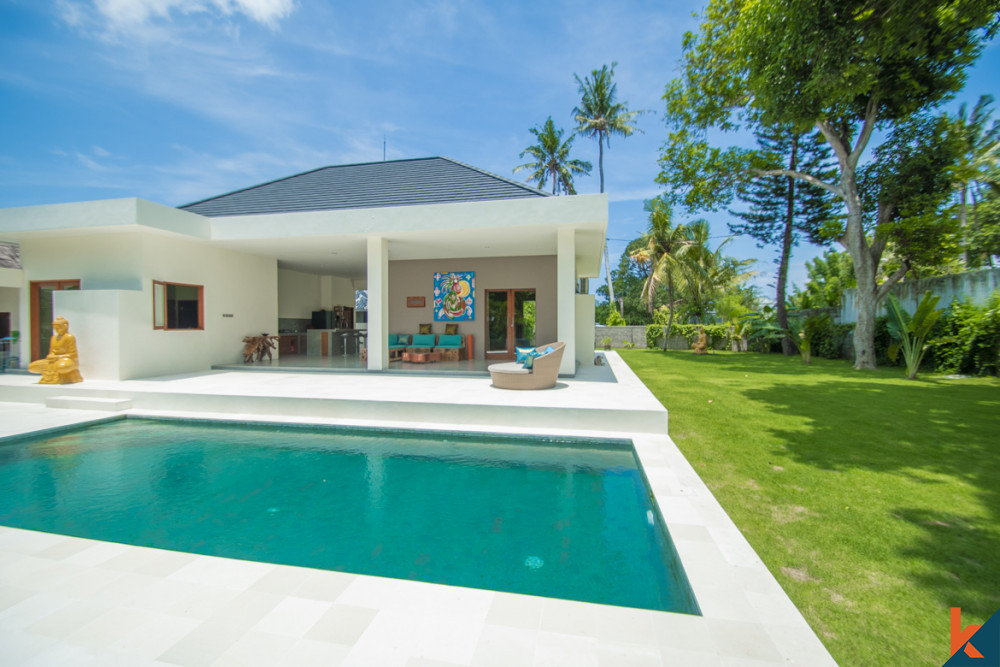 Nouvelle villa moderne de trois chambres à coucher, à distance de marche de la plage