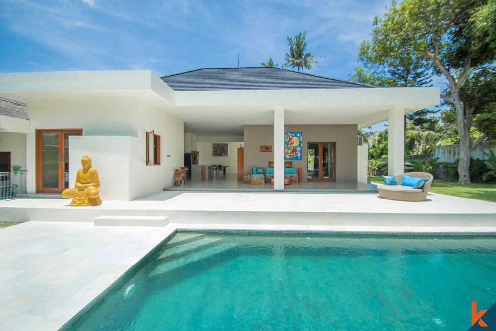 Nouvelle villa moderne de trois chambres à coucher, à distance de marche de la plage