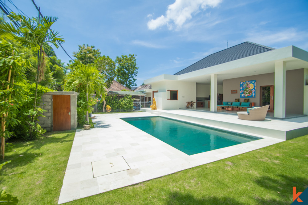 Nouvelle villa moderne de trois chambres à coucher, à distance de marche de la plage