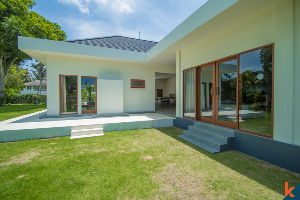 Nouvelle villa moderne de trois chambres à coucher, à distance de marche de la plage