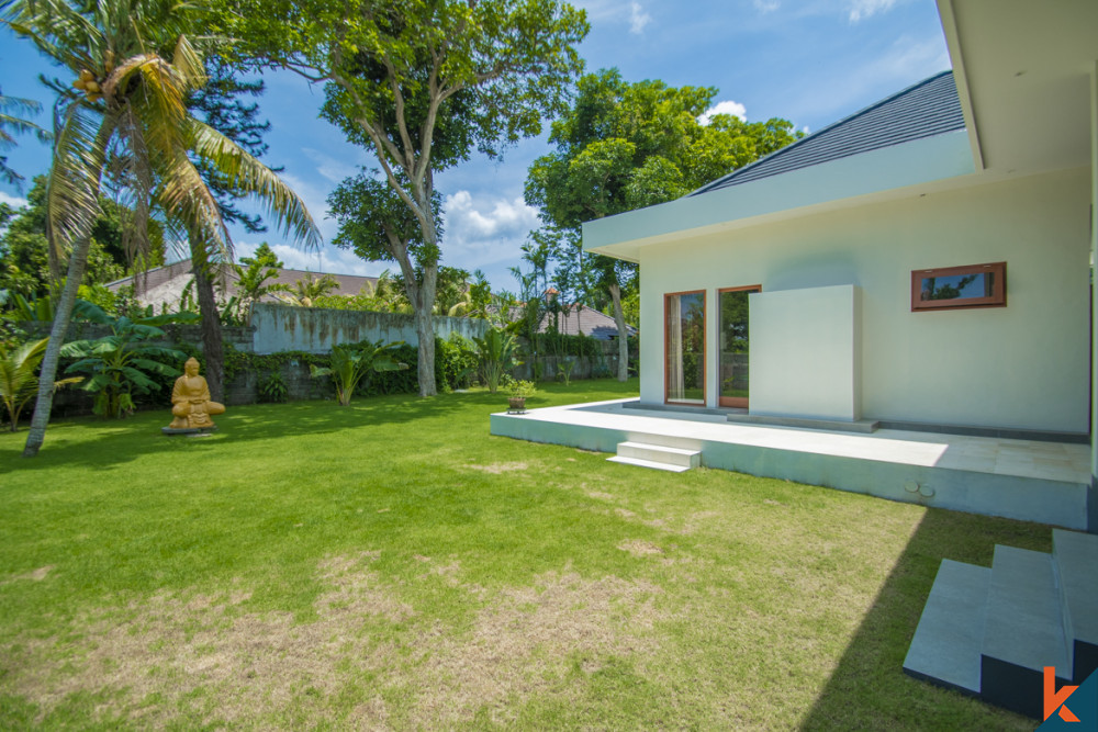 Nouvelle villa moderne de trois chambres à coucher, à distance de marche de la plage