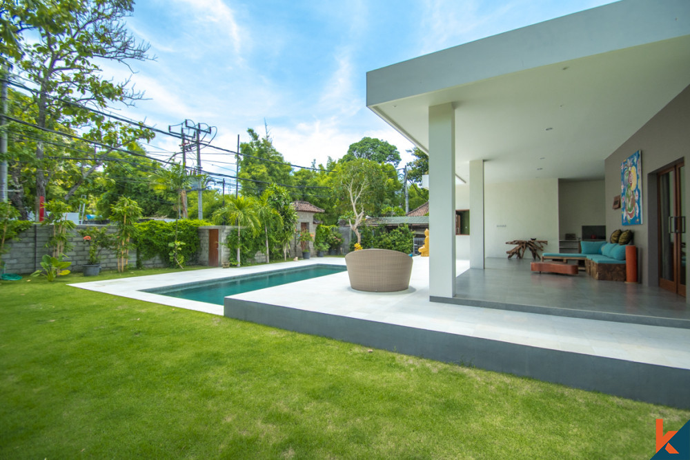 Nouvelle villa moderne de trois chambres à coucher, à distance de marche de la plage