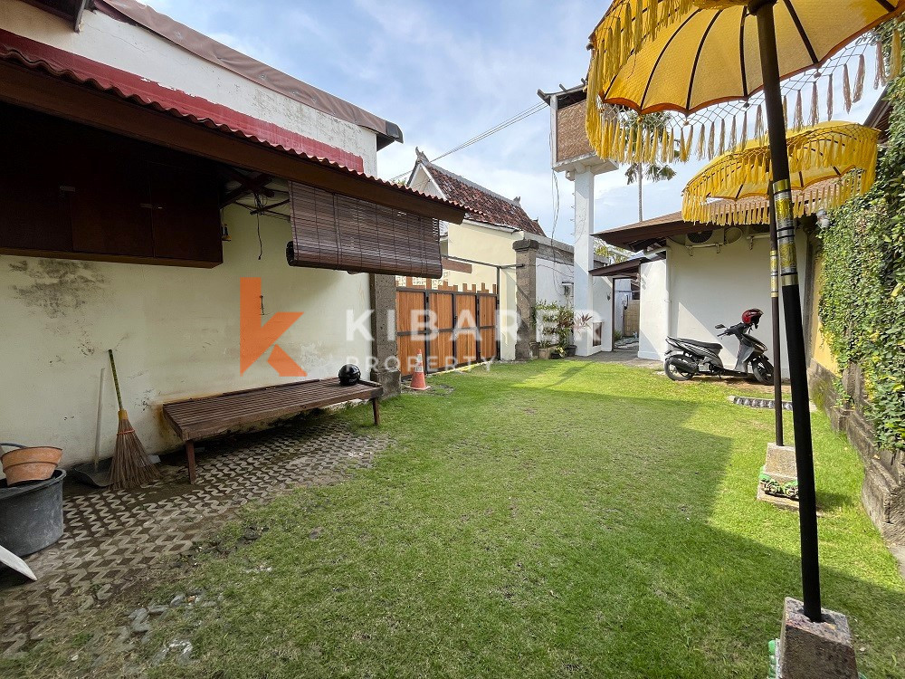 belle villa de vie fermée de quatre chambres dans la zone centrale de berawa canggu