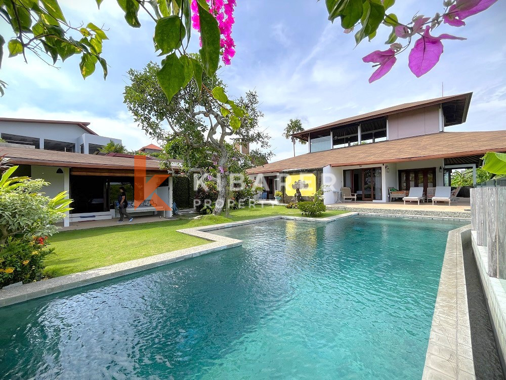 beautiful four bedroom enclosed living villa in center area of berawa canggu