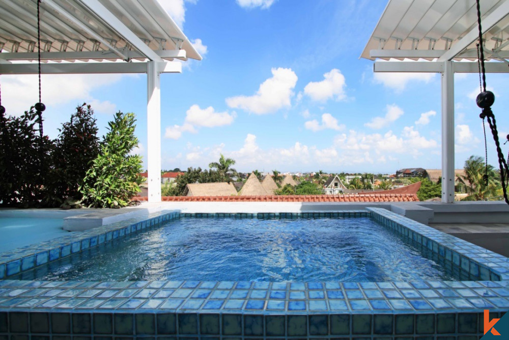 Penthouse satu kamar tidur yang bagus dengan kolam renang pribadi dan pemandangan pantai yang menakjubkan