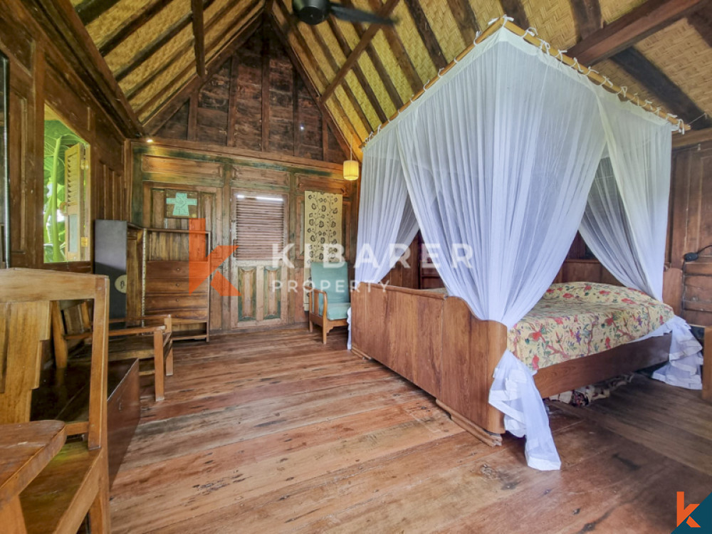 Joglo de vie fermé traditionnel de quatre chambres avec vue sur les rizières à Cemagi