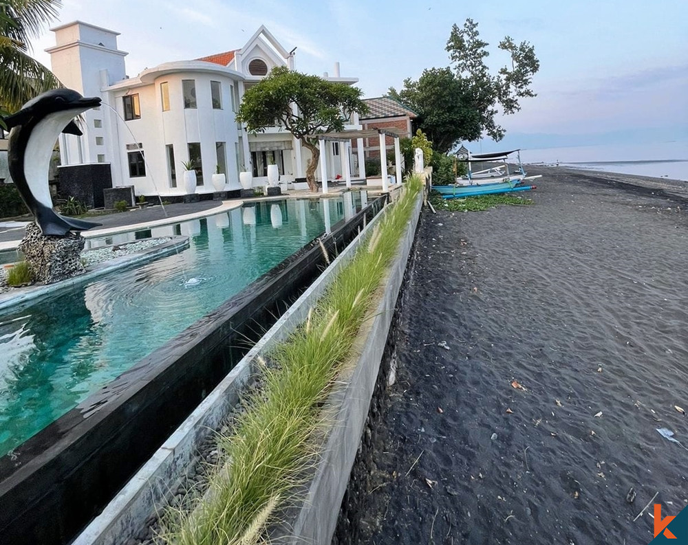 Vila 4 Kamar Tidur Keanggunan Tepi Laut di Lovina Dijual Hak Milik