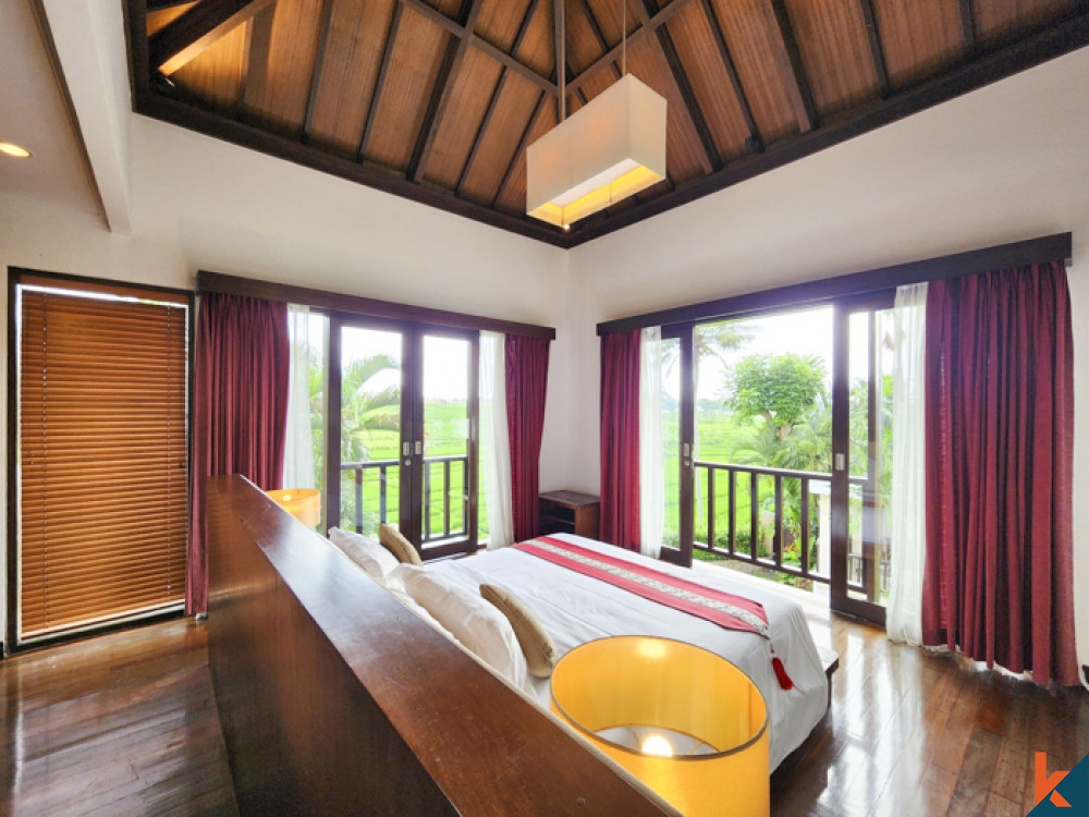 Rumah tradisional tiga kamar tidur yang indah dengan pemandangan sawah