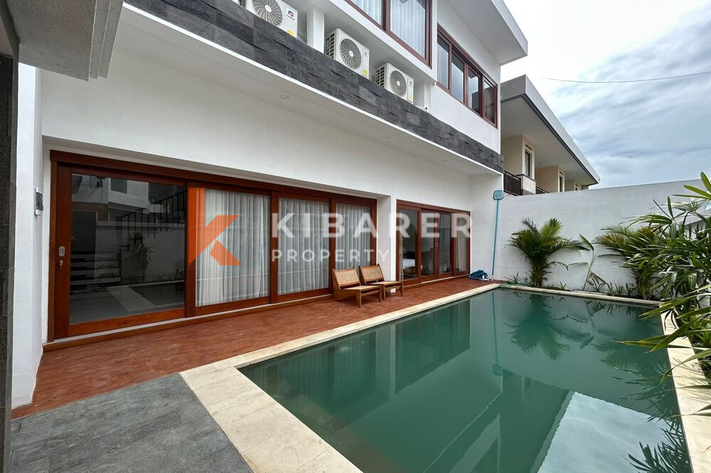 Magnifique villa de deux étages et trois chambres à coucher nichée à Canggu