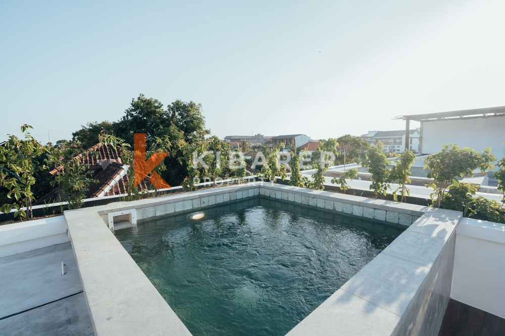 Magnifique villa de trois chambres avec salon fermé et toit à Canggu