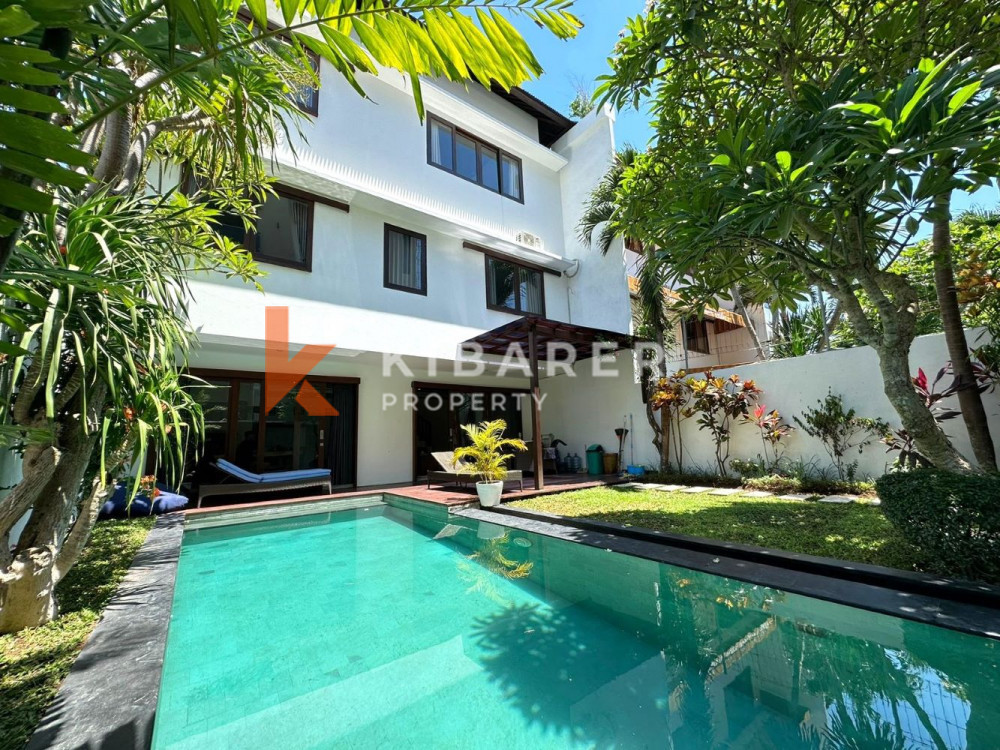 Charming Three Bedrooms Enclosed Living Villa Walking Distance to Echo Beach