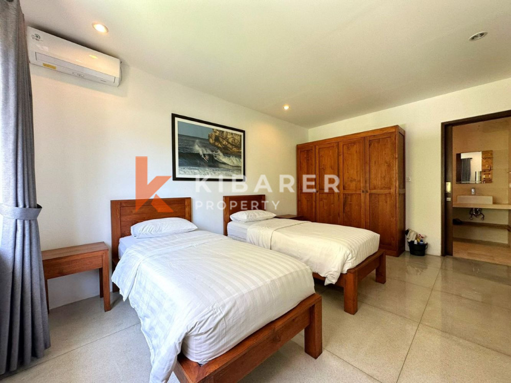 Charming Three Bedrooms Enclosed Living Villa Walking Distance to Echo Beach