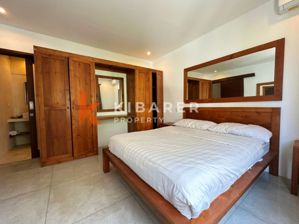 Charming Three Bedrooms Enclosed Living Villa Walking Distance to Echo Beach