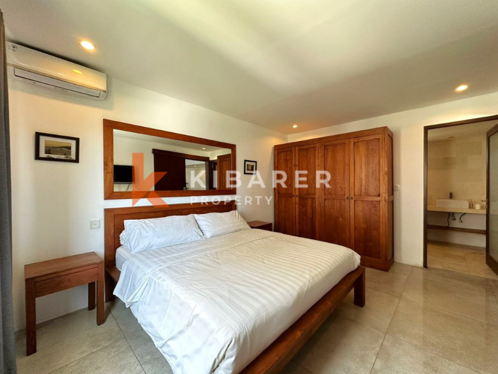 Charming Three Bedrooms Enclosed Living Villa Walking Distance to Echo Beach