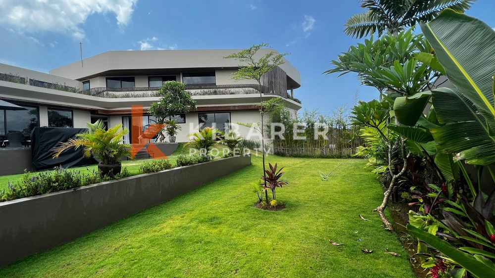 Amazing Three Bedrooms Enclosed Living Villa In Buwit (available on july)