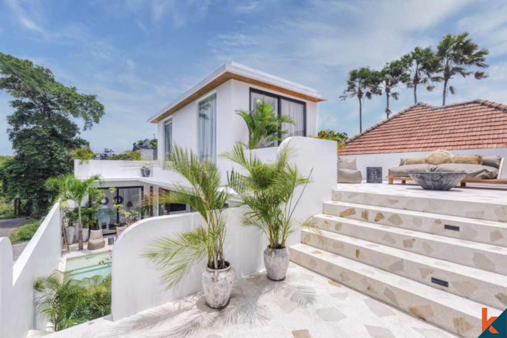 Brand new modern mediterranean villa, walking distance to the beach