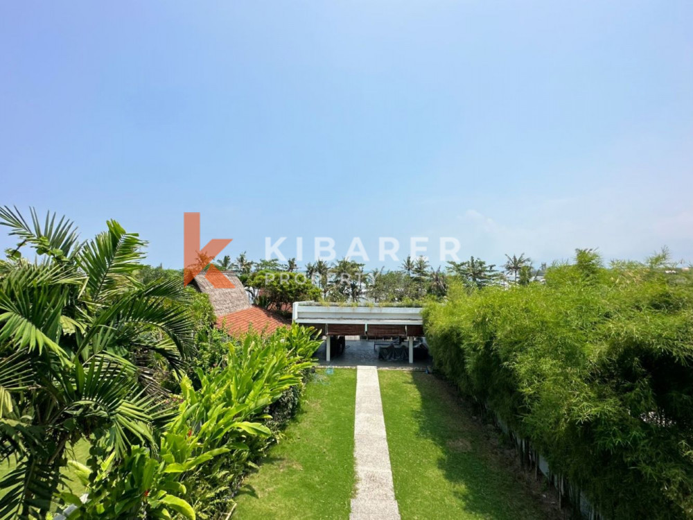 Incroyable villa ouverte de trois chambres en bord de mer à Cemagi