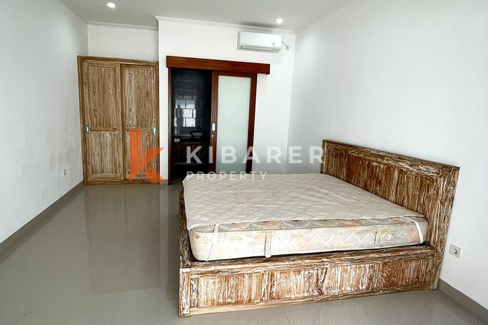 Vila Semi Furnished Tiga Kamar Tidur Baru Terletak di Kerobokan