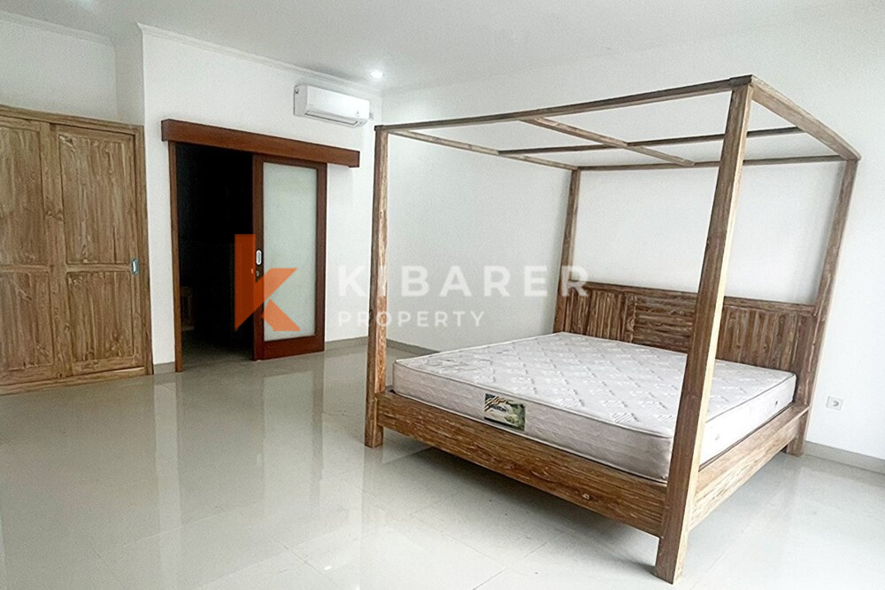 Vila Semi Furnished Tiga Kamar Tidur Baru Terletak di Kerobokan