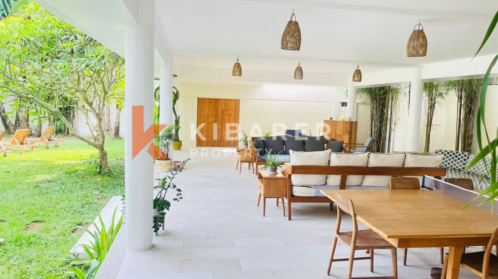 Villa Indah Empat Kamar Tidur dengan Taman Luas di Umalas
