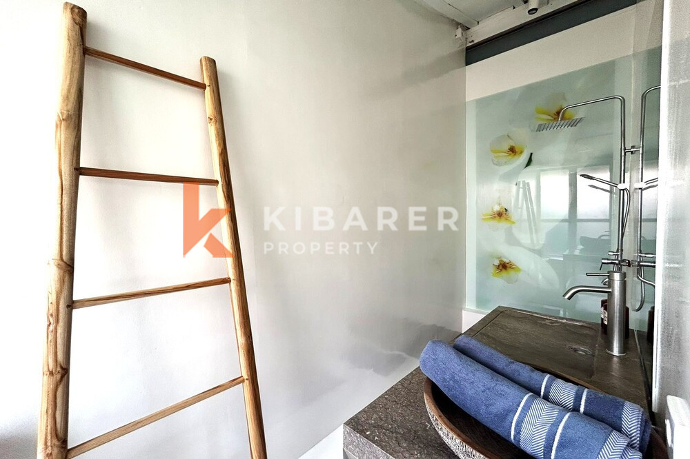 Vila Joglo Ruang Tamu Tertutup Tiga Kamar Tidur yang Menakjubkan Terletak di Canggu
