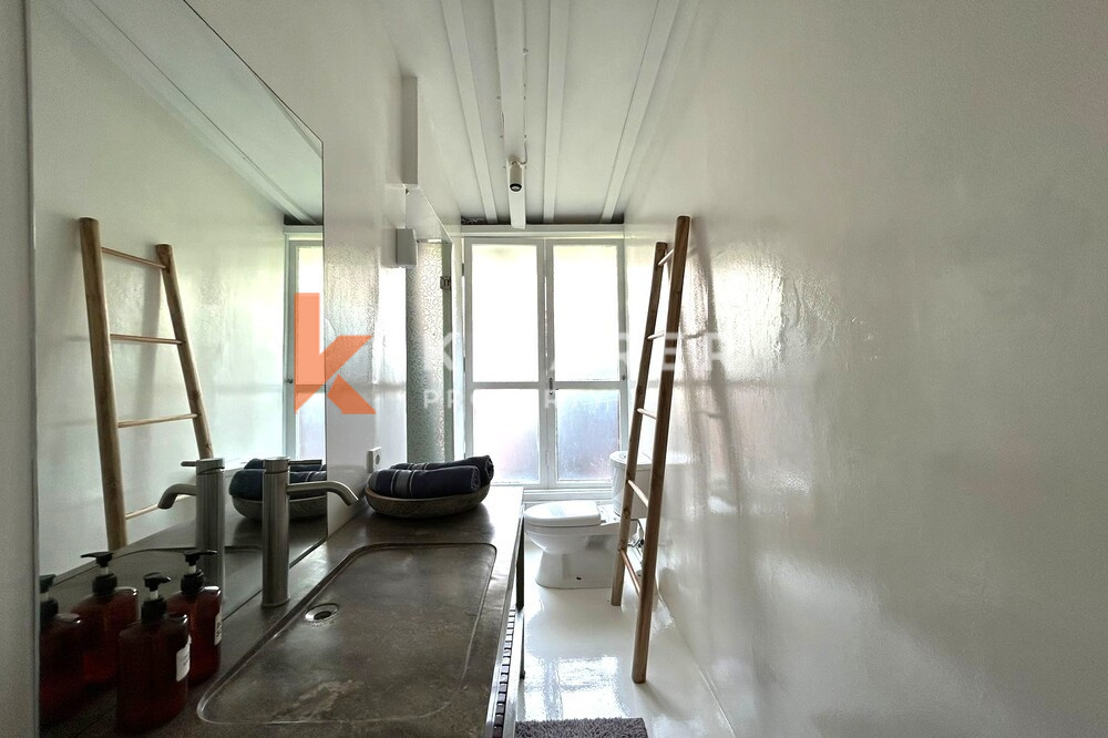Vila Joglo Ruang Tamu Tertutup Tiga Kamar Tidur yang Menakjubkan Terletak di Canggu