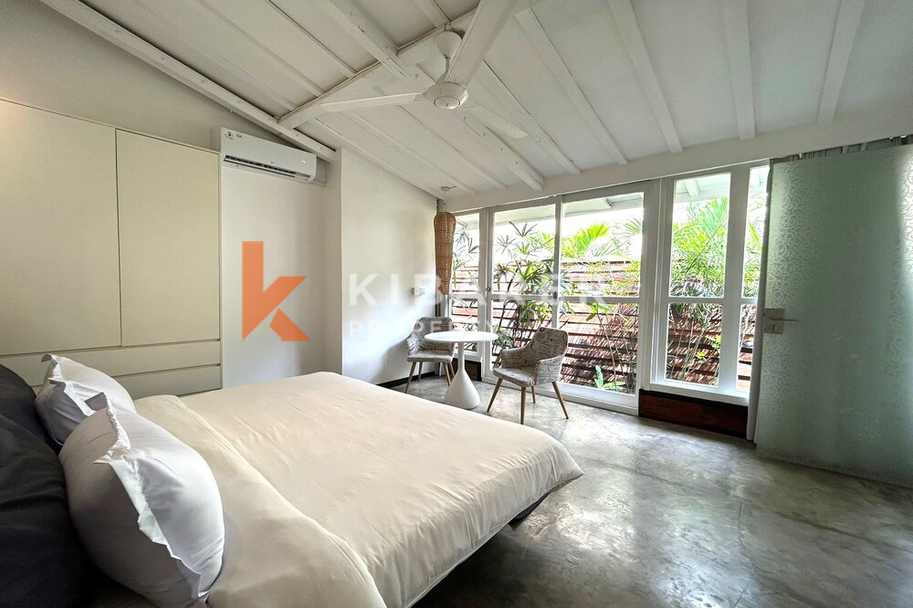Vila Joglo Ruang Tamu Tertutup Tiga Kamar Tidur yang Menakjubkan Terletak di Canggu