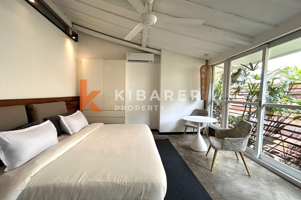 Vila Joglo Ruang Tamu Tertutup Tiga Kamar Tidur yang Menakjubkan Terletak di Canggu