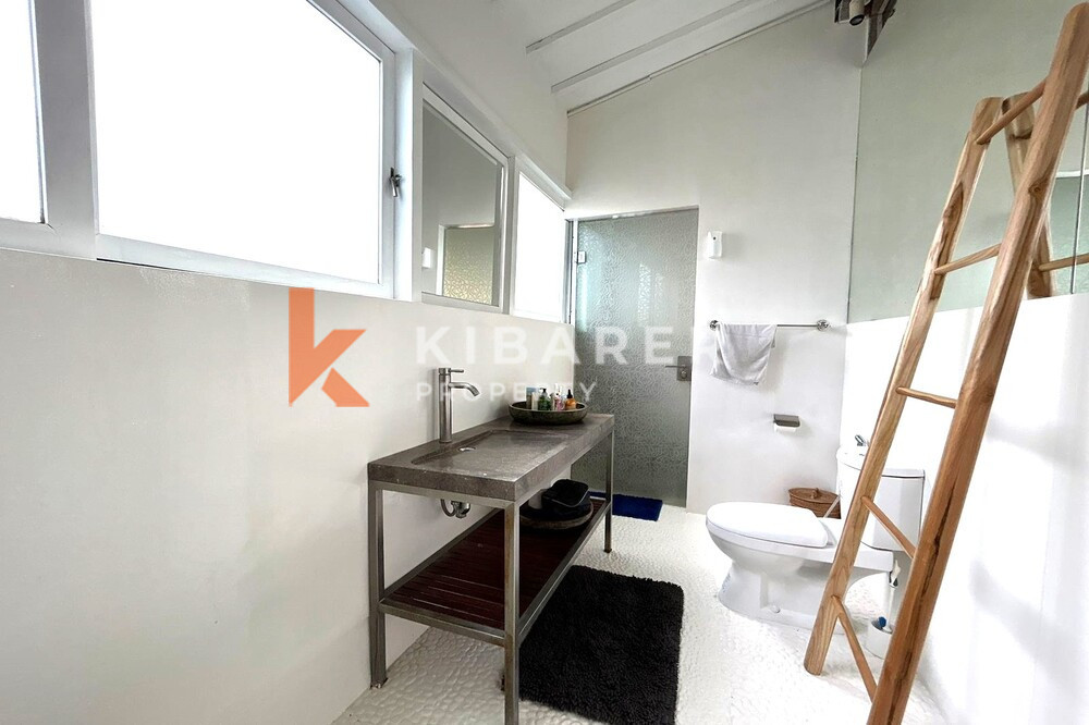 Vila Joglo Ruang Tamu Tertutup Tiga Kamar Tidur yang Menakjubkan Terletak di Canggu