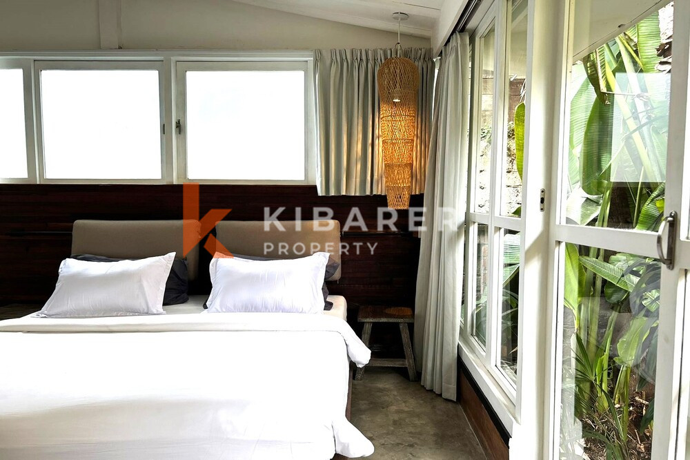 Vila Joglo Ruang Tamu Tertutup Tiga Kamar Tidur yang Menakjubkan Terletak di Canggu