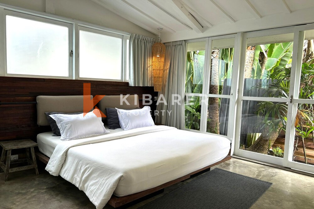 Vila Joglo Ruang Tamu Tertutup Tiga Kamar Tidur yang Menakjubkan Terletak di Canggu