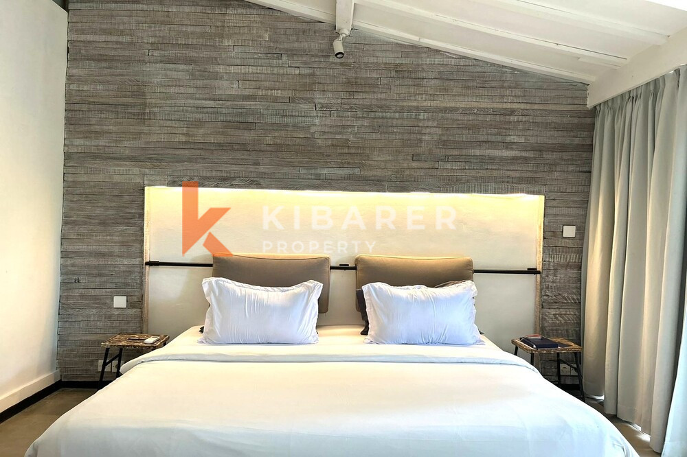 Vila Joglo Ruang Tamu Tertutup Tiga Kamar Tidur yang Menakjubkan Terletak di Canggu